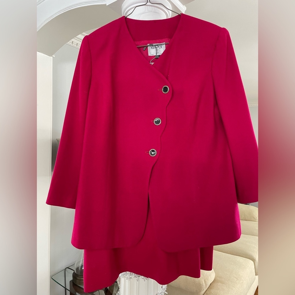 Kasper II for ASL women’s size 18 . 2piece skirt suit 100% wool color Fuchsia.